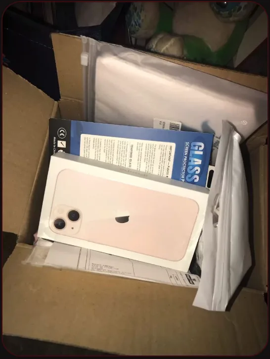 Caixa aberta com iPhone selado e películas recebidos em Moçambique
